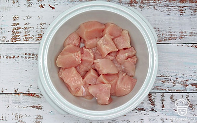 Возьмите филе курицы. Для этого вымойте его, промокните бумажными полотенцами, удалите жилки и жир, если таковые есть, нарежьте кусочками среднего размера.