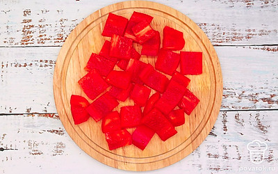 На следующий день продолжите приготовление блюда. Вымойте болгарский перец, удалите плодоножку и извлеките семена. Перец нарежьте на квадратики среднего размера.