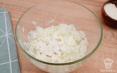 Высыпьте лук в глубокую миску.
