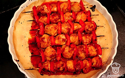 Готовьте шашлыки 25 минут, периодически переворачивайте их для равномерного запекания.