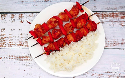 Шашлычки подавайте с гарниром или лавашом. Это может быть рис, картофель, свежие овощи.