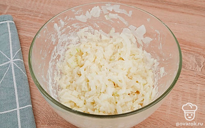 Добавьте к луку муку и соль. Перемешайте.