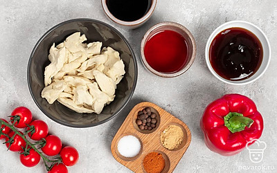 Соевые шницели положите в кастрюлю с холодной кипяченой водой на 2 часа, каждые полчаса меняйте воду. Помидоры и болгарский перец промойте. Помидоры нарежьте пополам. Перец очистите от семян и нарубите небольшими квадратиками. Листья салата ополосните и обсушите.