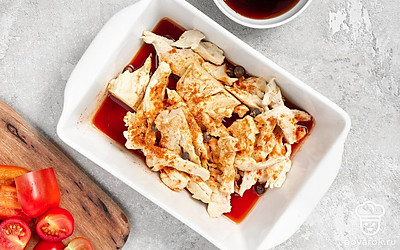 Приготовьте маринад. В сотейник налейте 1,5 стакана воды. Посолите и поставьте на огонь. Влейте туда же соевый соус и винный уксус. Добавьте имбирь, перец горошком и паприку. Доведите до кипения и варите около 15 минут.