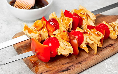 Замаринуйте соевые шницели. Достаньте их из воды и поделите на кусочки. Поместите их обратно в воду и поставьте на огонь. Доведите до кипения. Потом слейте воду и залейте шницели маринадом на 4 часа.