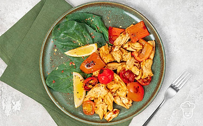 На тарелку для подачи выложите салатные листья. На них положите шампуры с шашлыком.