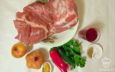 Помойте мясо, срежьте прожилки и лишнее, твердое сало. Почистите и помойте лук. Приготовьте большую кастрюлю с крышкой, шампура и угли.