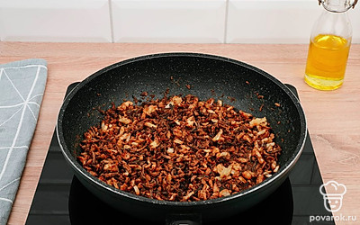 Обжарьте репчатый лук в течение 10-15 минут до хруста и темно-золотистого цвета.