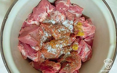 Нарежьте свиную шею средними, порционными кусочками. Добавьте к мясу «Дижонскую» горчицу, соль, черный перец, специи для шашлыка и тщательно все перемешайте.