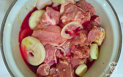 Нарежьте подготовленный лук кольцами средней толщины и добавьте его к мясу, еще раз хорошо перемешайте. Влейте в кастрюлю гранатовый сок, несколько раз помешайте.