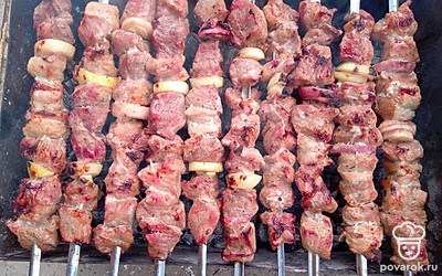 Маринуйте шашлык от двух до восьми часов. После этого наденьте его на подготовленные шампура, и жарьте на раскаленных углях, на мангале до готовности, в течение 20 минут.