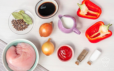 Разморозьте, промойте и обсушите филе, порежьте его на средние кусочки. Очистите, помойте и обсушите лук. Помойте и обсушите перец, удалите из него семенную коробку. Подготовьте деревянные шпажки для шашлыка.