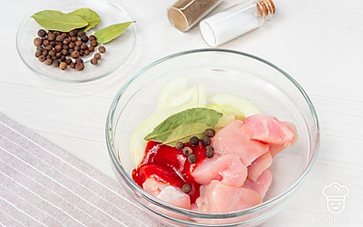 Замаринуйте филе. Нарежьте луковицу на полукольца и помните руками. Залейте ее кефиром и уксусом, добавьте томатную пасту, лавровый лист и душистый перец горошком. Посолите и поперчите. В маринад погрузите филе и дайте ему промариноваться в течение 3 часов.