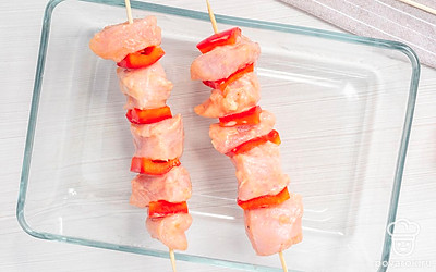 Запеките шашлык. Нарежьте некрупно болгарский перец. Насадите на шпажки кусочки мяса, чередуя их с перцем. Получившиеся шашлыки положите на бортики формы запекания и отправьте их в духовку на 30 минут при 200 градусах.