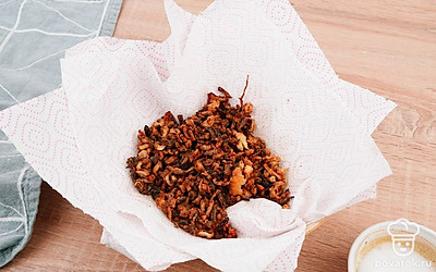 Готовый лук выложите на бумажные полотенца, чтобы удалить лишнее масло.