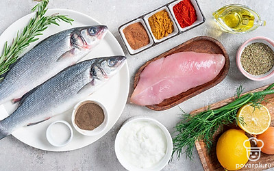 Очистите от чешуи и плавников, выпотрошите и помойте рыбу. Помойте филе индейки и лимон, почистите и ополосните лук. Филе индейки нарежьте медальонами, лимон — кружочками, а лук — полукольцами. Вымойте и обсушите свежий розмарин и укроп. Помойте и порежьте овощи для подачи. Подготовьте мангал с горячими углями, решетки для жарки.