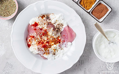 Замаринуйте мясо. Смешайте филе индейки с мацони, сушеным розмарином, приправами для шашлыка, солью, паприкой, черным перцем. Закройте посуду с мясом крышкой и оставьте на 30 минут.