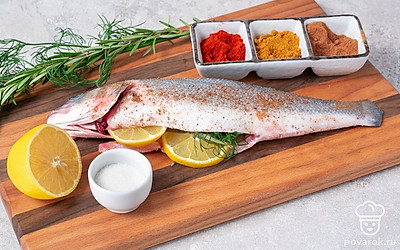 Замаринуйте рыбу. Натрите тушки сибаса солью и приправой для рыбы, положите в брюшки лимон, веточки розмарина и укропа.