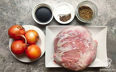 Мясо помойте и оботрите насухо бумажным полотенцем. Нарежьте небольшими кусочками поперек волокон. Лук очистите от шелухи и нарежьте кольцами.