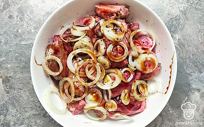 В глубокой миске смешайте мясо с солью, перцем, орегано и эстрагоном. Добавьте лук и гранатовый соус наршараб. Аккуратно перемешайте, накройте крышкой и поставьте мариноваться в холодильник на 24 часа.