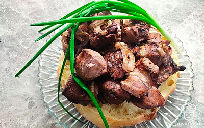 Подавайте шашлык горячим. К нему обязательно приготовьте салат из свежих овощей, зелень и соус.