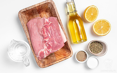 Мясо промойте, хорошо обсушите и разрежьте на ровные куски. Лимон вымойте, разрежьте пополам. Из одной половины выжмите сок, вторую порежьте дольками. Сельдерей и сладкий перец помойте, перец очистите от плодоножки и семян. Нарежьте овощи тонкими брусочками. Подготовьте мангал, угли и шампуры.