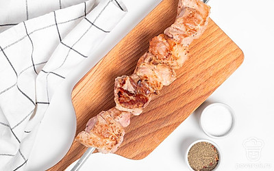 Приготовьте шашлык. Раскалите угли в мангале до красного цвета, подождите, когда вспышки пламени прекратятся. Мясо извлеките из маринада, насадите на шампуры и равномерно посолите. Установите шампуры над углями и жарьте мясо, переворачивая, 20-25 минут до плотной золотисто-коричневой корочки.