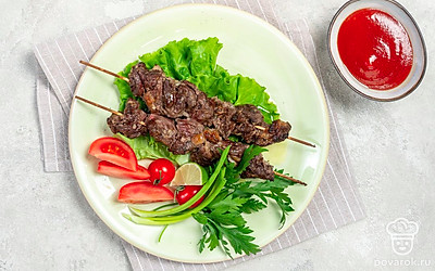 Подавайте шашлык с рубленой зеленью.