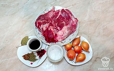 Мясо вымойте, обсушите бумажными салфетками. Приготовьте соевый соус и специи. Минеральную воду хорошо охладите.