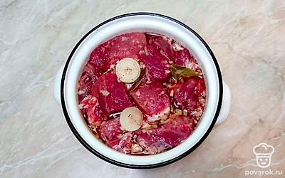 Отправьте кусочки нарезанного мяса мариноваться в холодильнике на 12-16 часов. За время маринования периодически перемешивайте шашлык.