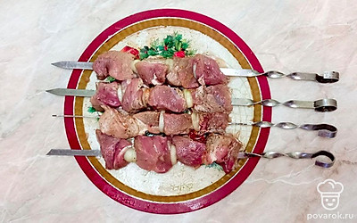 Затем нанизайте кусочки мяса на шампур, нанизывая между кусочками луковые кольца и жарьте на углях до приятного золотистого цвета постоянно поворачивая шампур.