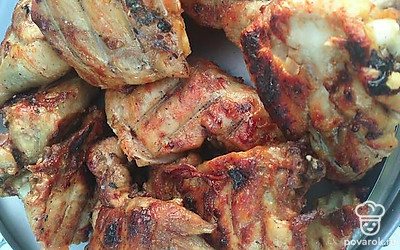 Подавать с соусом и овощами.