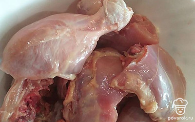 Курицу нарезать на порционные кусочки, удалить кожу.