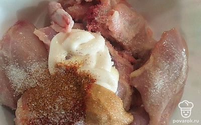 Добавить майонез, горчицу, приправу, соль, сахар. 