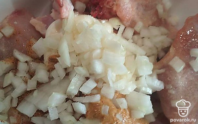 Добавить нарезанный лук. 