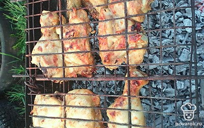 Жарить на мангале, периодически переворачивая мясо.