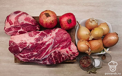 Мясо вымойте и оботрите насухо бумажными полотенцами. Специи и соль отмерьте заранее.