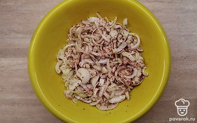 Лук очистите, нарежьте полукольцами и уложите в миску. Добавьте соль, специи, лавровый лист и перемешайте.