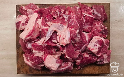 Свинину нарежьте на порционные куски приблизительно равного размера. В процессе срезайте лишний жир и пленки.