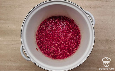 Гранат вымойте, оботрите насухо и очистите от кожуры и пленок. Гранатовые зерна сложите в миску и с помощью толкушки выдавите сок.