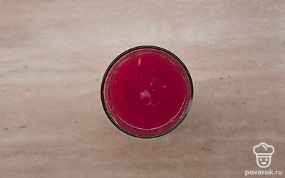 Затем процедите гранатовый сок сквозь сито или используйте несколько слоев марли.