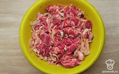 Нарезанные порционные куски мяса уложите в миску к луку, влейте процеженный гранатовый сок и перемещайте. Мясо уберите в холодильник на 10-14 часов для маринования.