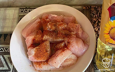 В глубокую тарелку налейте подсолнечное масло, положите туда курицу. Добавьте все специи, которые пожелаете. У меня это чеснок, паприка, перец, приправа для шашлыка.