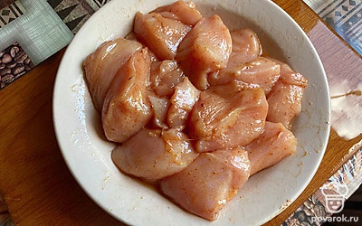 Перемешайте все содержимое тарелки и оставьте мариноваться мясо примерно на 25-35 минут.