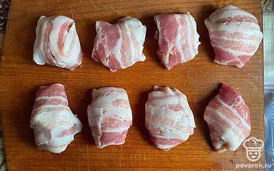 Проделайте эти действия со всеми кусками мяса и со всеми полосками бекона.