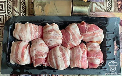 Посыпьте готовые биточки молотым перцем.