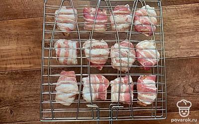 Разложите мясо на решетке для жарки. Готовьте блюдо на мангале примерно 20-25 минут. 