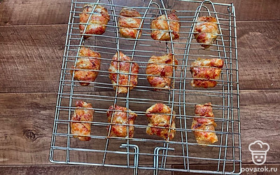 Убедитесь, что мясо прожарилось. Для проверки используйте нож. Кусочки не должны подгореть, постоянно будьте рядом с мангалом и переворачивайте решетку. 