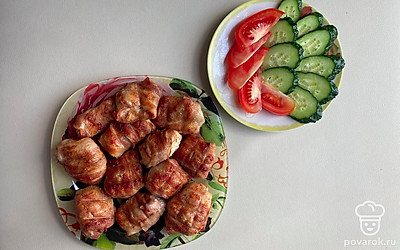 Мясо прекрасно сочетается со свежими овощами. Такой обед на природе обязательно понравится вам и вашим близким.