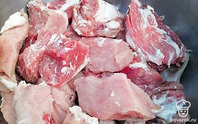 Промойте и нарежьте мясо. Лучше всего брать шейную часть. Шашлык из неёеполучается более мягким.
